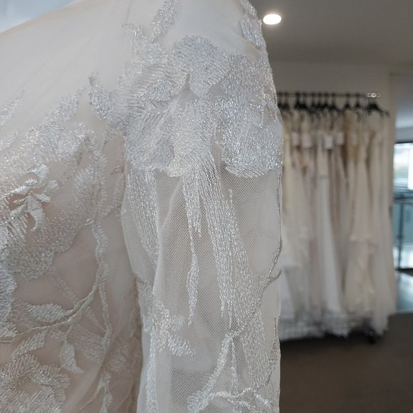 NEW! Lazaro style 3758 Wedding Gown, size 6 to 8 - Picture 8 of 11